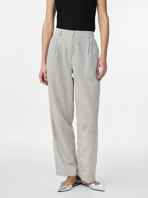 Sommerbukser med skrå lommer og elastik i livet – set forfra