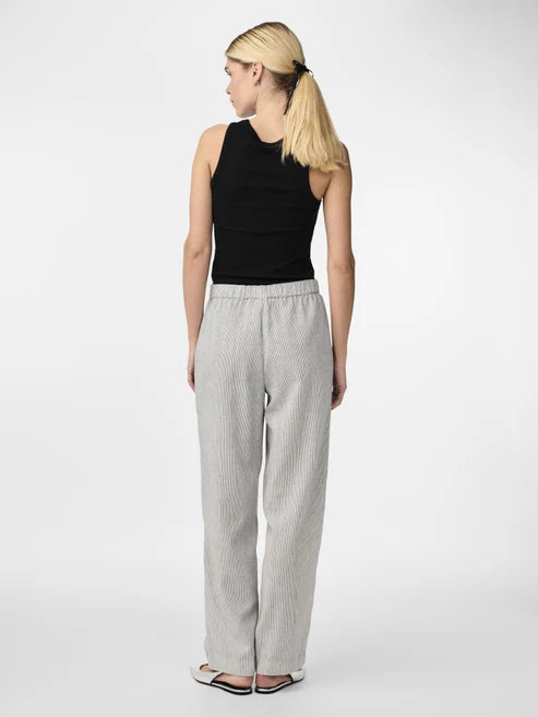 Bagpå-visning af lyse bukser i bomulds- og hørblanding