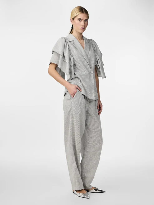 Model med YAS hørbukser – løs pasform og casual styling