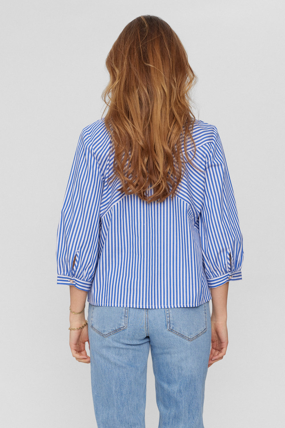 Bagfra-visning af NUErica shirt i blå-hvid stribet bomuld