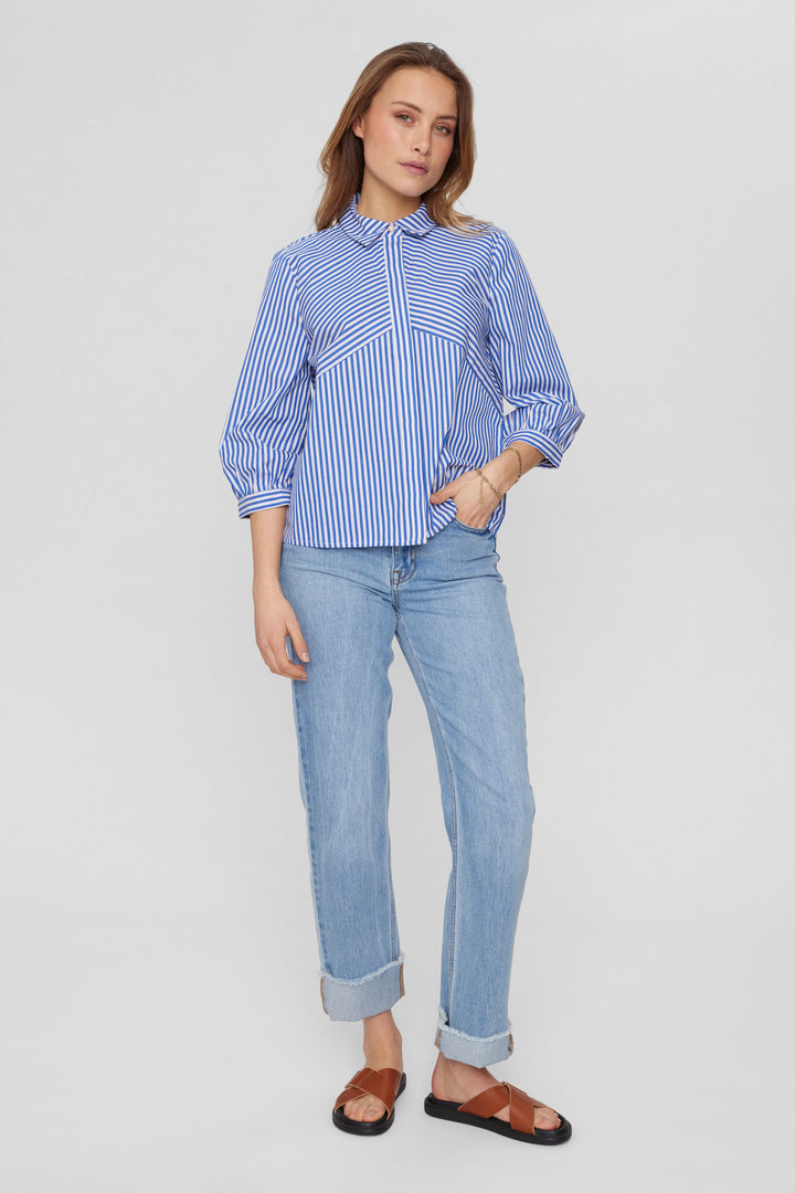 Model iført NUErica bomuldsskjorte stylet med jeans
