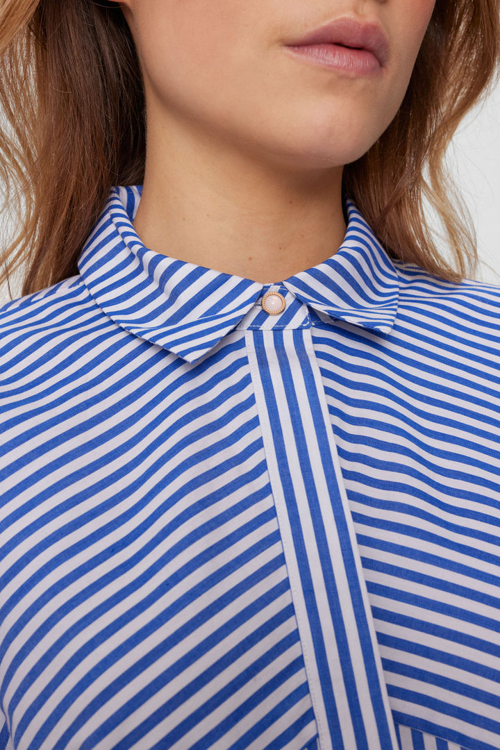 Detaljebillede af flipkrave og skjult knaplukning på NUErica shirt